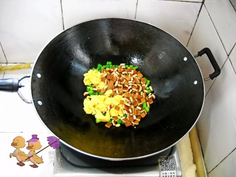 蒜薹鸡蛋卤香干步骤7