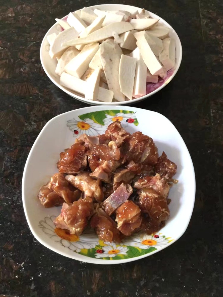 小芋焖排骨步骤2