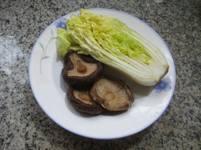 香菇炒娃娃菜步骤1