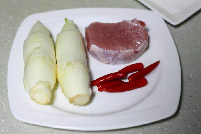 茭白炒肉丝步骤1
