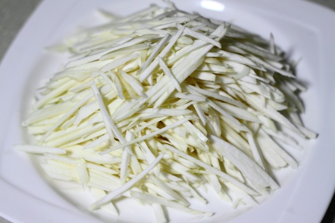 茭白炒肉丝步骤2