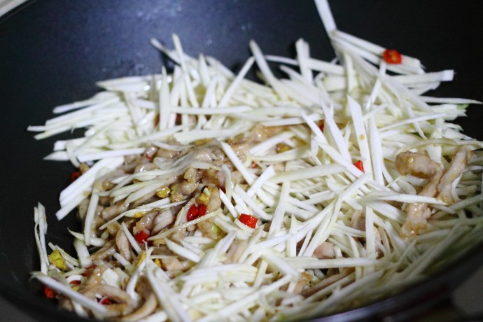 茭白炒肉丝步骤8