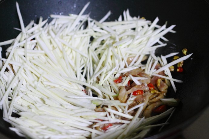 茭白炒肉丝步骤7
