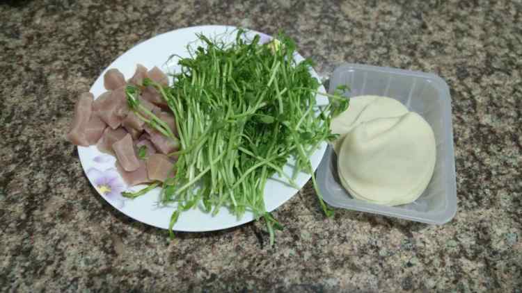 豌豆苗蒸饺步骤1
