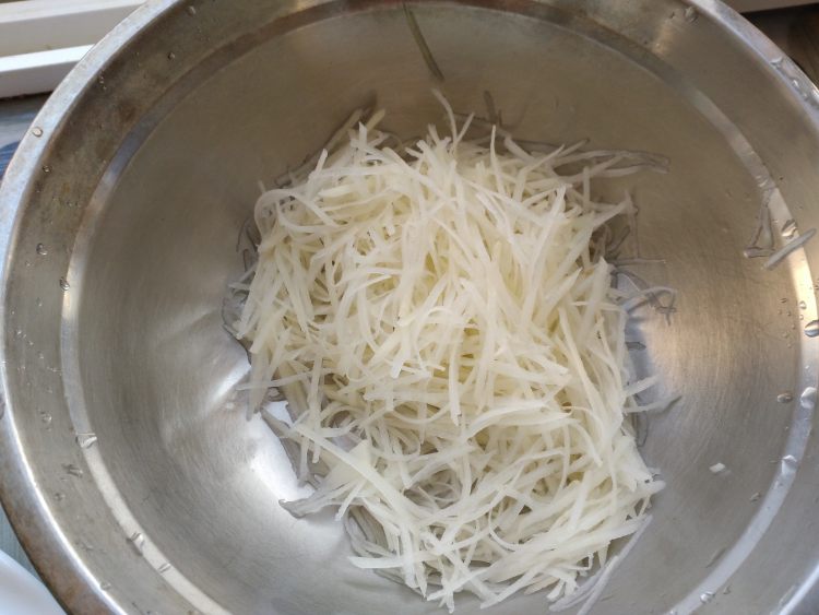 土豆丝炒黄豆芽步骤3