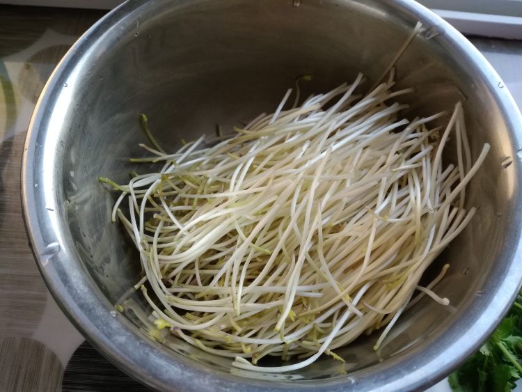土豆丝炒黄豆芽步骤1