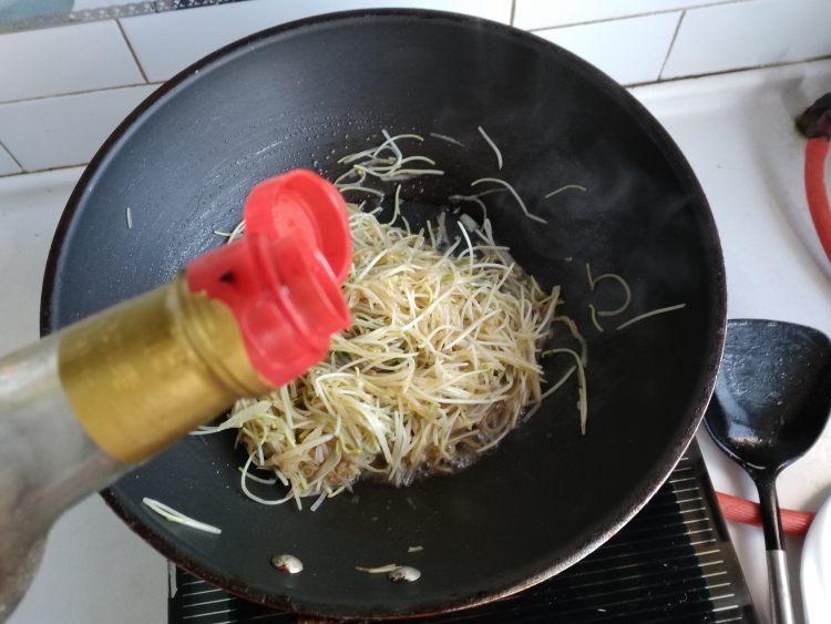 土豆丝炒黄豆芽步骤8