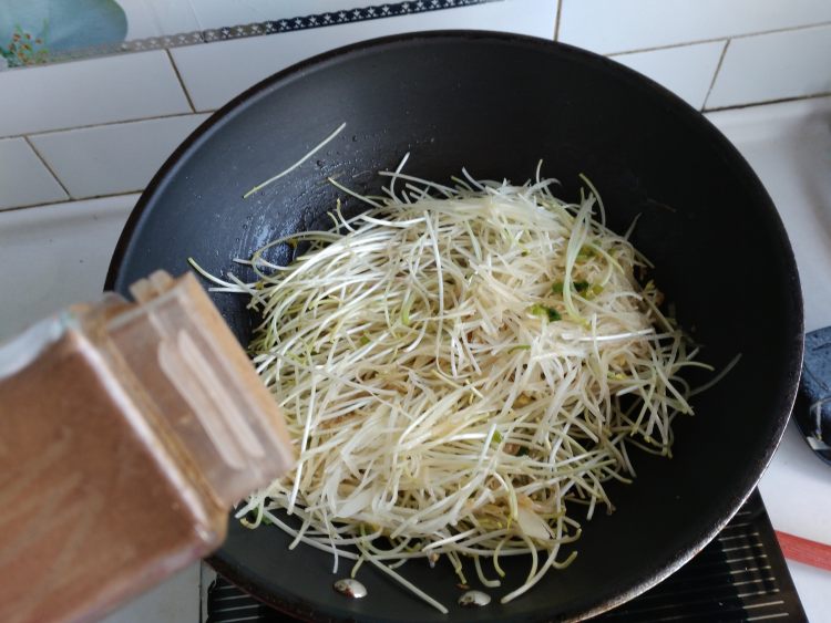 土豆丝炒黄豆芽步骤7