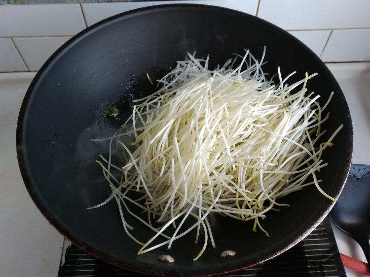 土豆丝炒黄豆芽步骤6