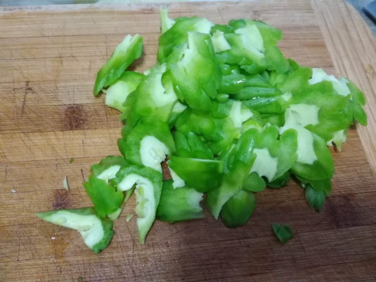 豆豉鲮鱼炒苦瓜步骤2