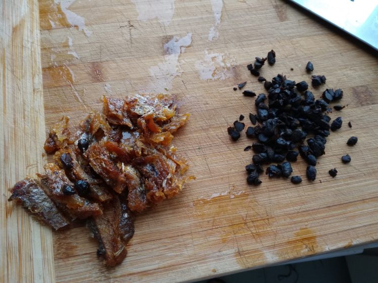 豆豉鲮鱼炒苦瓜步骤3