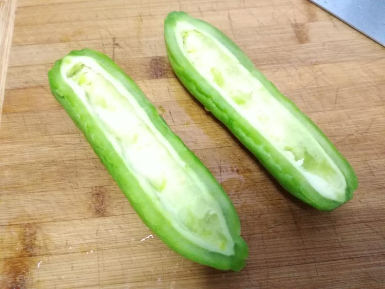 豆豉鲮鱼炒苦瓜步骤1