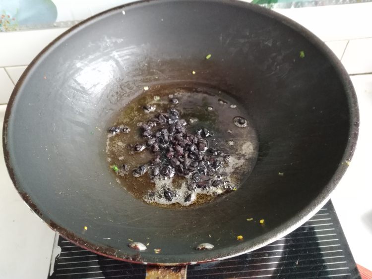 豆豉鲮鱼炒苦瓜步骤4