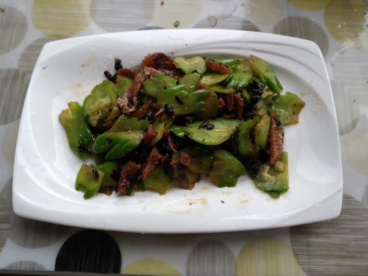 豆豉鲮鱼炒苦瓜步骤7