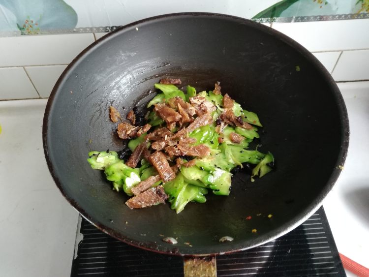 豆豉鲮鱼炒苦瓜步骤6
