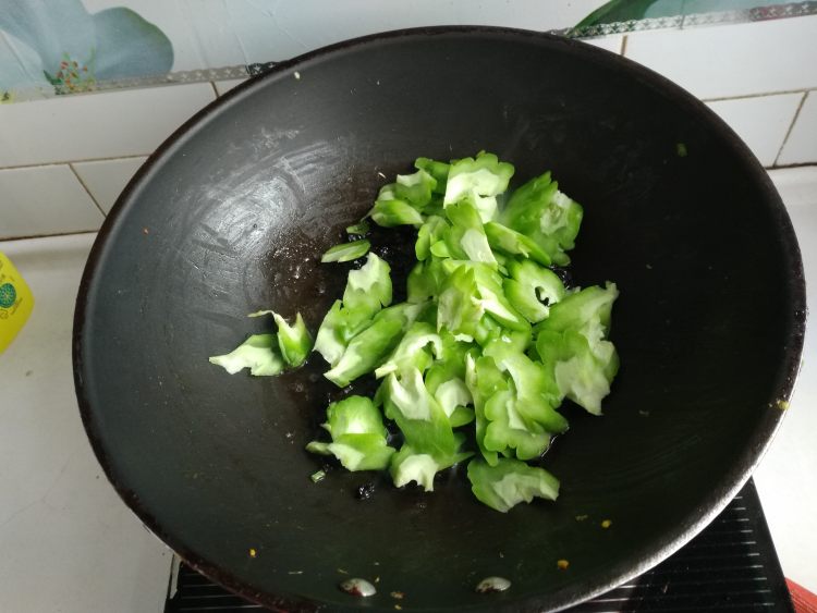 豆豉鲮鱼炒苦瓜步骤5