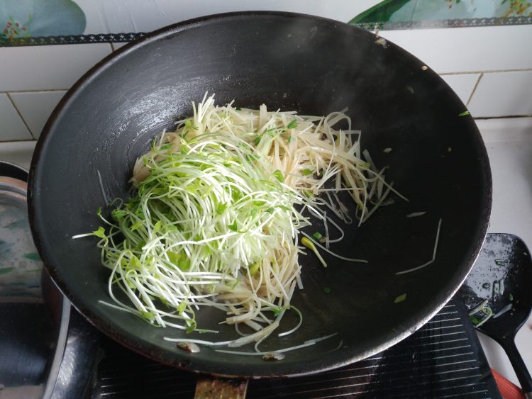土豆丝炒芽苗菜步骤10