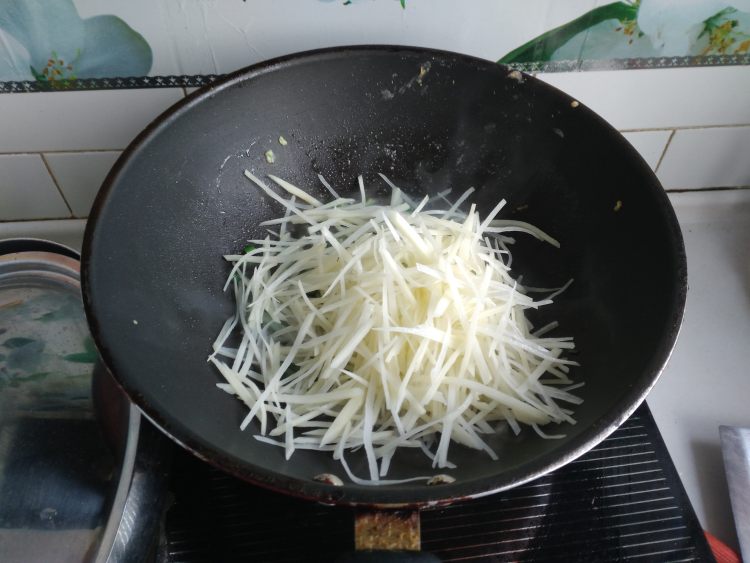 土豆丝炒芽苗菜步骤6