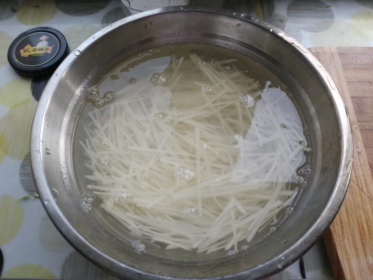 土豆丝炒芽苗菜步骤2