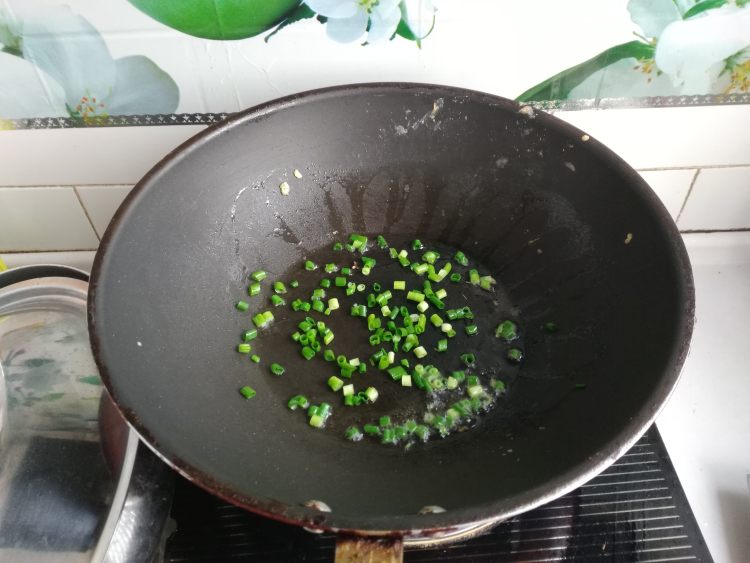 土豆丝炒芽苗菜步骤5