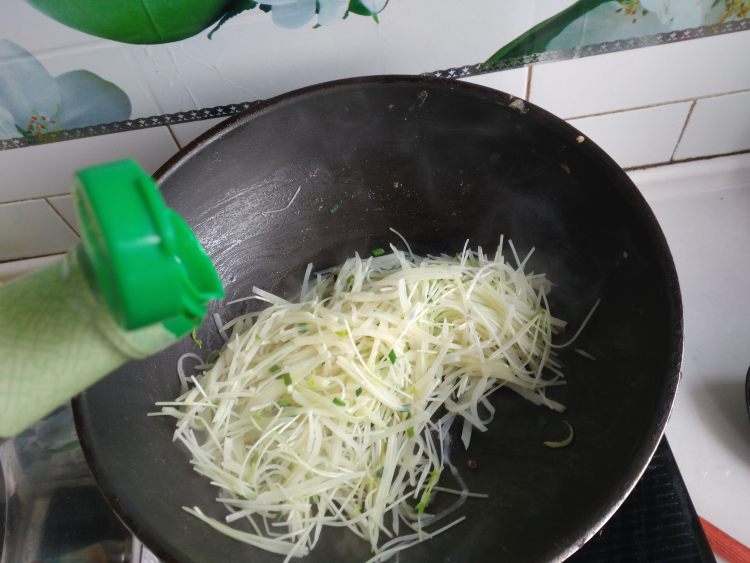 土豆丝炒芽苗菜步骤9