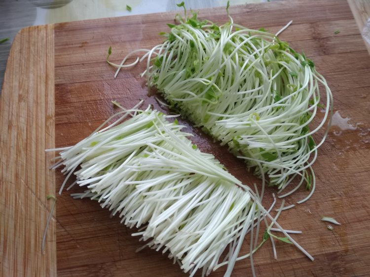 土豆丝炒芽苗菜步骤3
