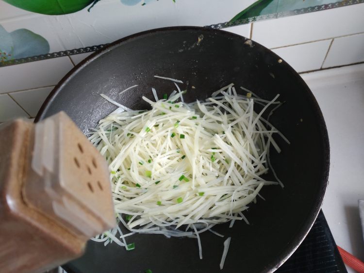 土豆丝炒芽苗菜步骤7