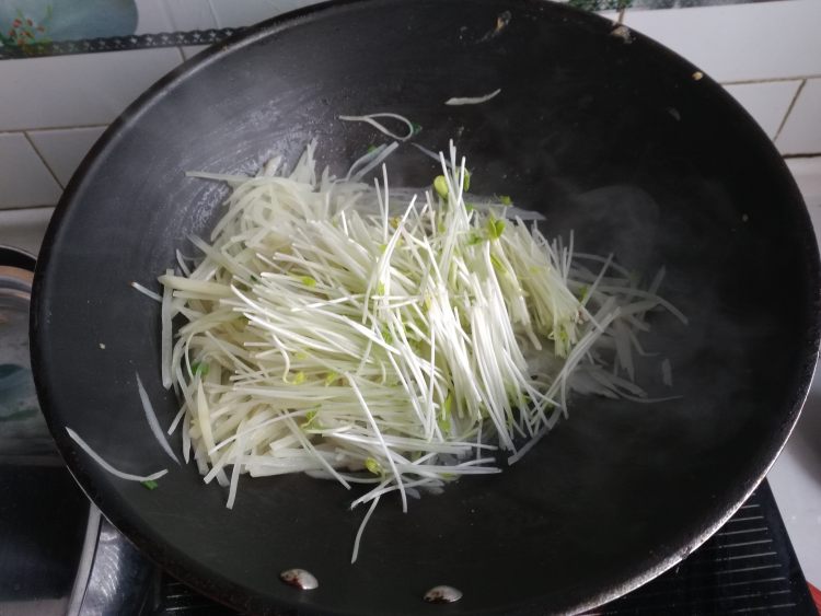 土豆丝炒芽苗菜步骤8