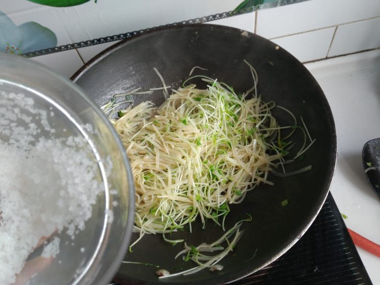 土豆丝炒芽苗菜步骤11