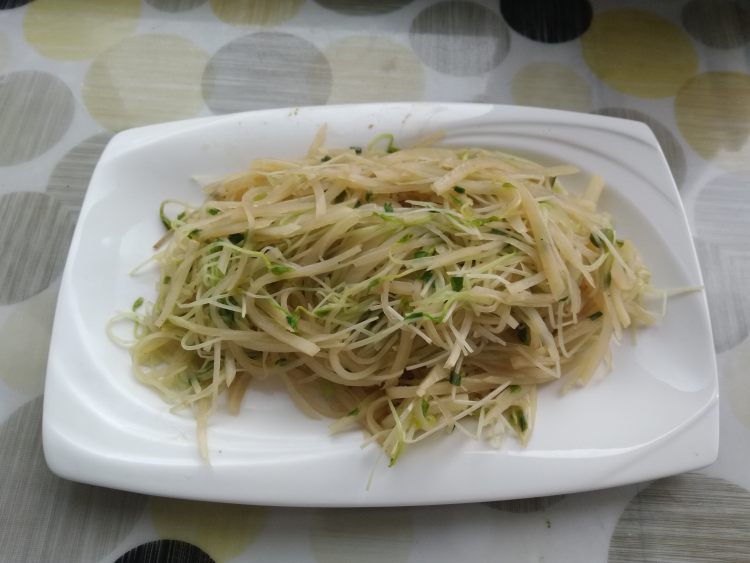 土豆丝炒芽苗菜步骤12