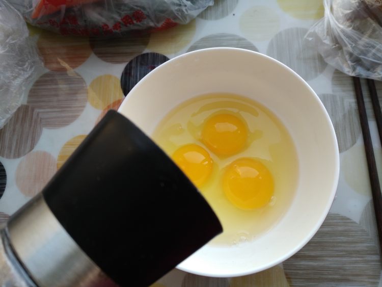 槐花炒鸡蛋步骤2