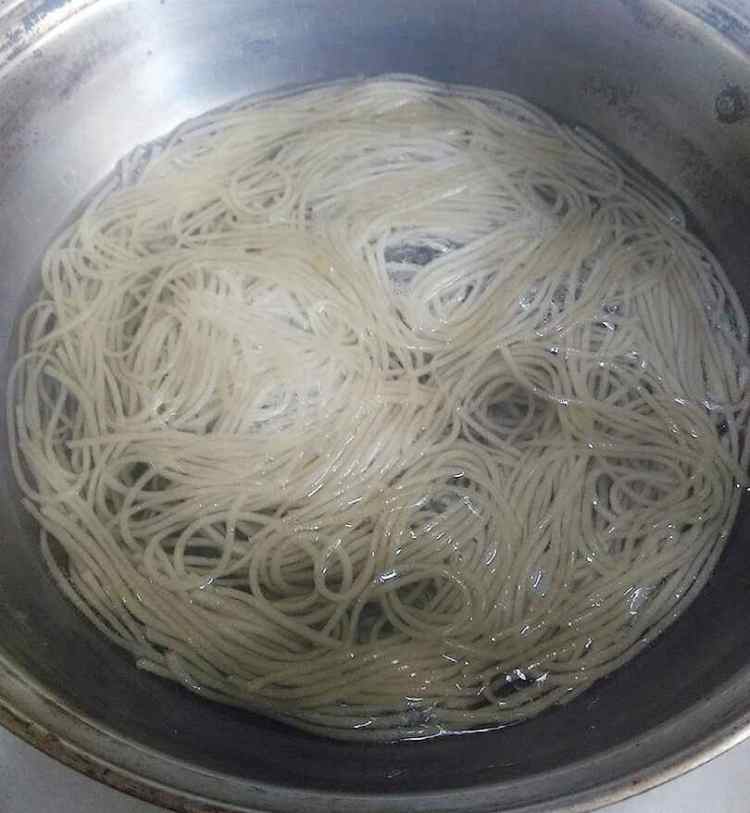 包菜粉条炒肉末步骤2