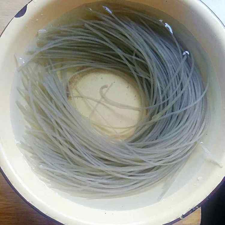 包菜粉条炒肉末步骤1