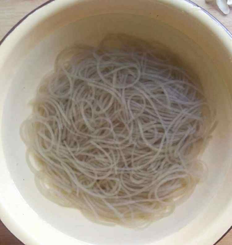 包菜粉条炒肉末步骤3