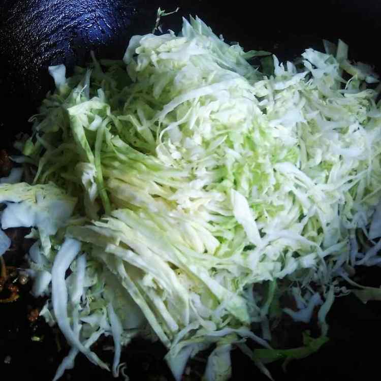 包菜粉条炒肉末步骤9