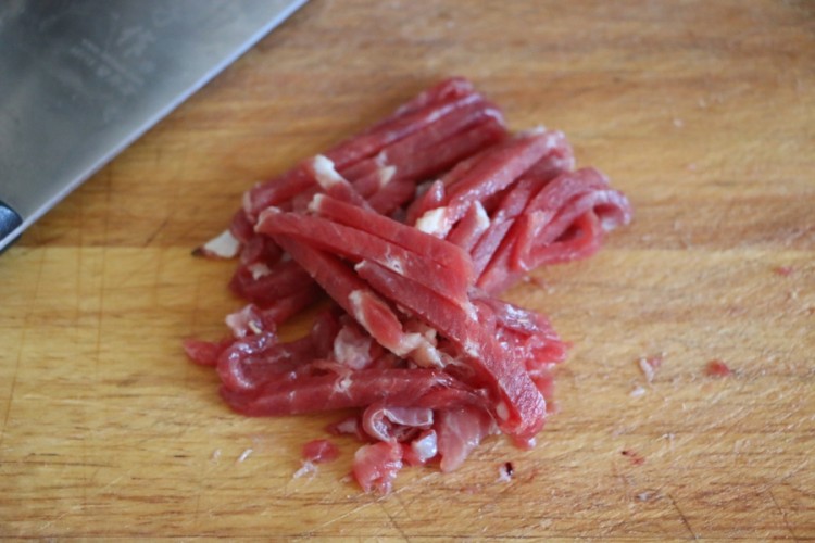 蒜薹炒牛肉丝步骤1