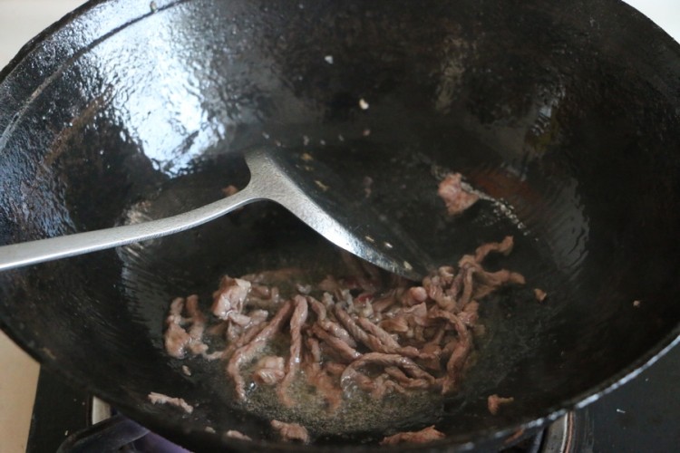 蒜薹炒牛肉丝步骤5
