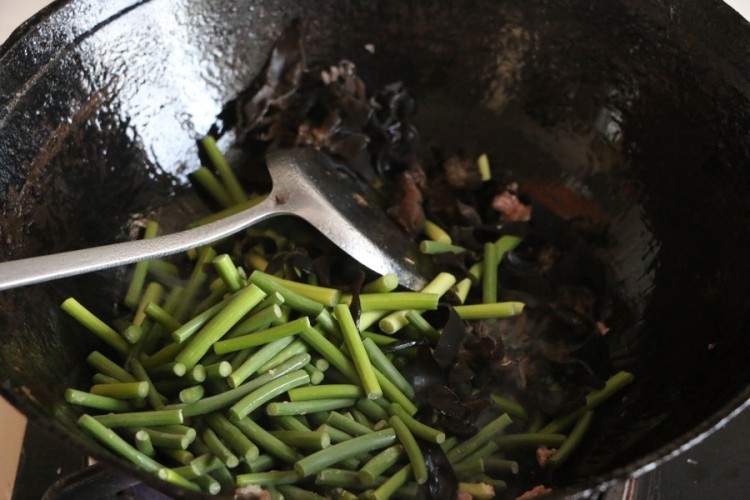 蒜薹炒牛肉丝步骤6