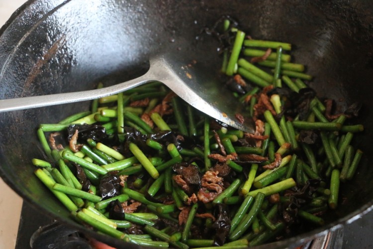 蒜薹炒牛肉丝步骤7