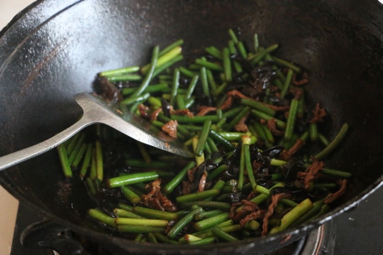 蒜薹炒牛肉丝步骤8