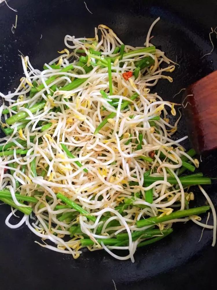 清炒绿豆芽步骤6