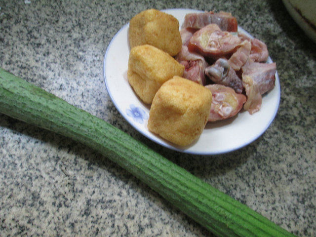 丝瓜油豆腐煮腊鸡腿步骤1