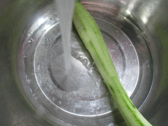 丝瓜油豆腐煮腊鸡腿步骤2