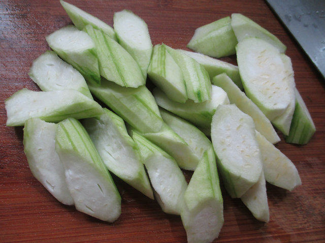 丝瓜油豆腐煮腊鸡腿步骤3