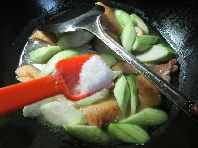 丝瓜油豆腐煮腊鸡腿步骤9