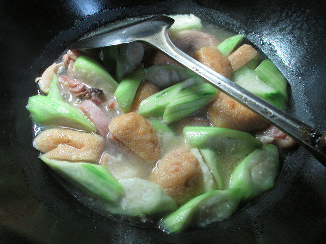 丝瓜油豆腐煮腊鸡腿步骤10