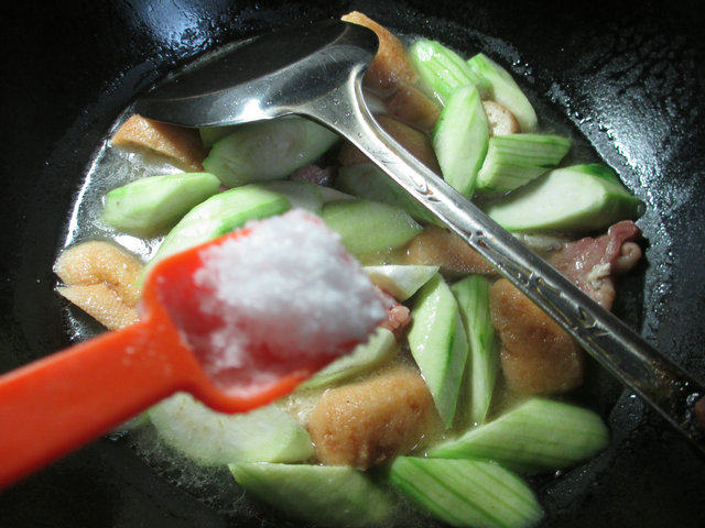 丝瓜油豆腐煮腊鸡腿步骤8
