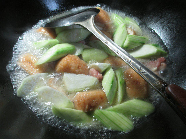 丝瓜油豆腐煮腊鸡腿步骤7
