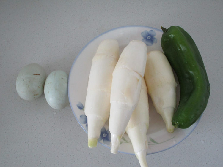 #盛夏餐桌#茭白青椒蛋步骤1
