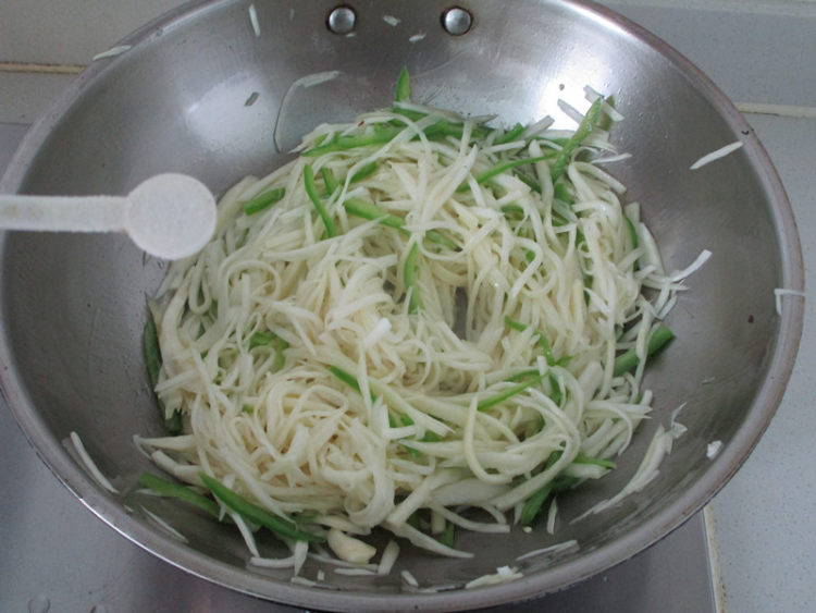 #盛夏餐桌#茭白青椒蛋步骤8